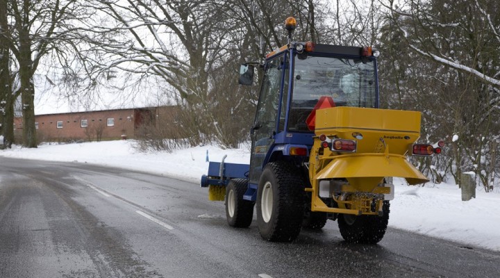 Iseki minitractor met bogballe strooier niestijl